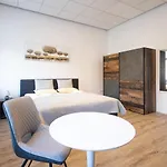 Epicenter - & Terrace בית הארחה